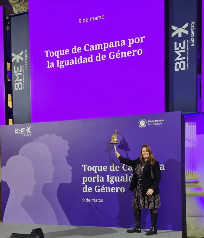 Amelia Reñe en la Bolsa de Madrid Toque de campana por la igualdad de género | Janfer Amelia Reñe en la Bolsa de Madrid Toque de campana por la igualdad de género
